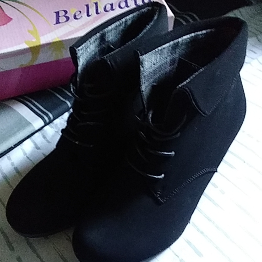 Womens boots never wore